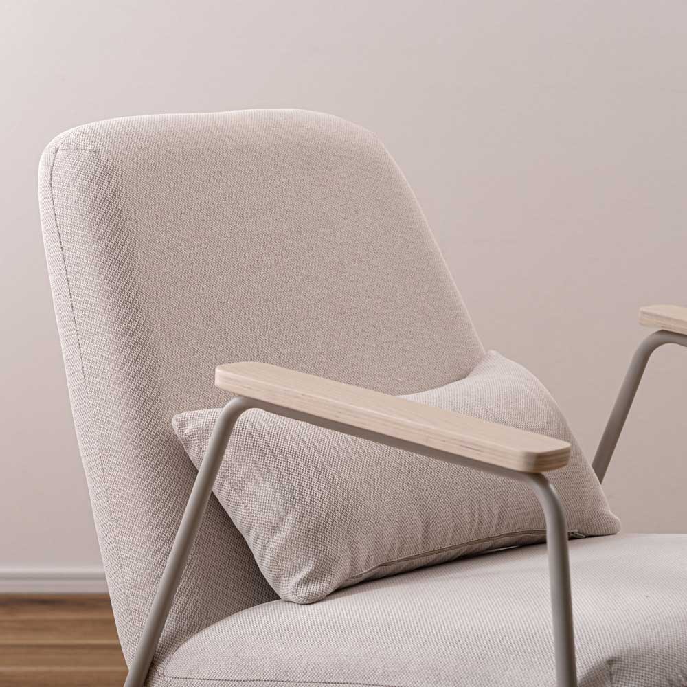 北欧風ラウンジチェア｜天然木アーム×ナチュラルファブリックで