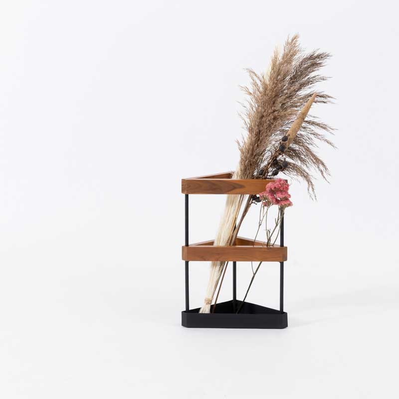 コーナーにぴったり収まる傘立て｜北欧風チーク×アイアンの三角