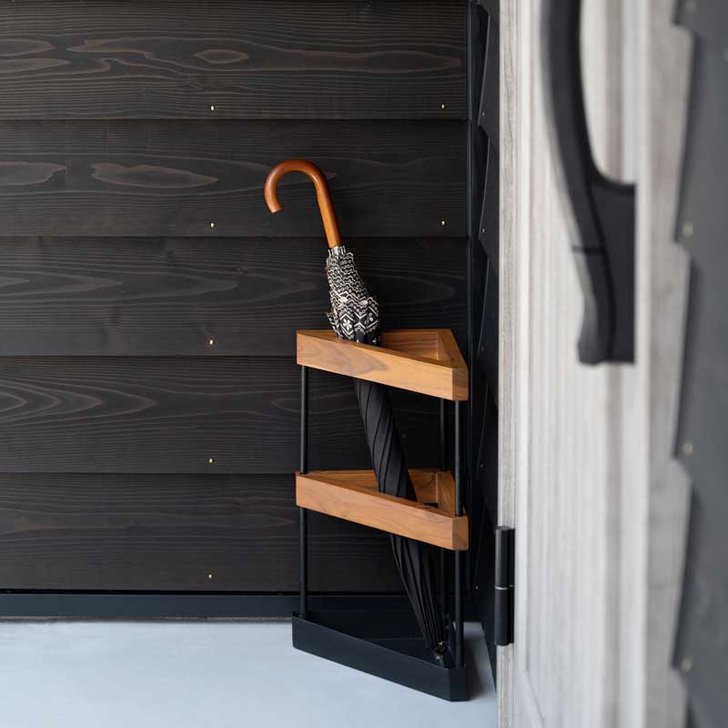 コーナーにぴったり収まる傘立て｜北欧風チーク×アイアンの三角