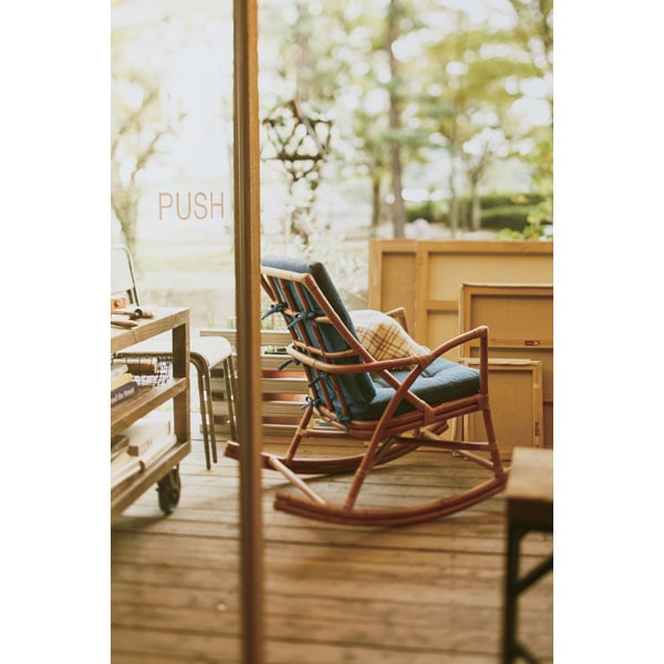 ラタンとデニム生地のロッキングチェア | 西海岸インテリア