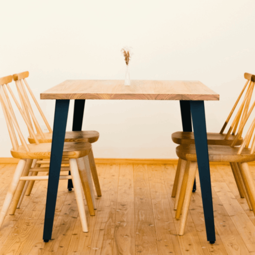 Podia ダイニングテーブル（小国杉・無垢天板） （エッジ脚） | STEEF