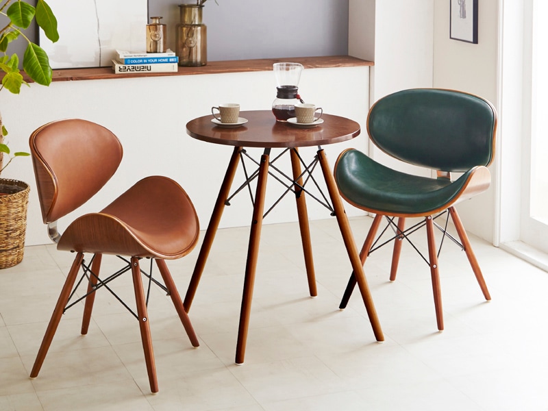 ミッドセンチュリー期を彷彿とさせる背と座お丸みが特徴的なデザイン