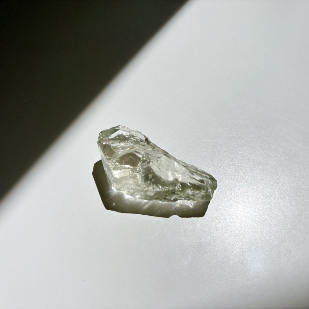 プラシオライト(グリーンアメジスト) 原石 | 原石 | Crystals by Purely