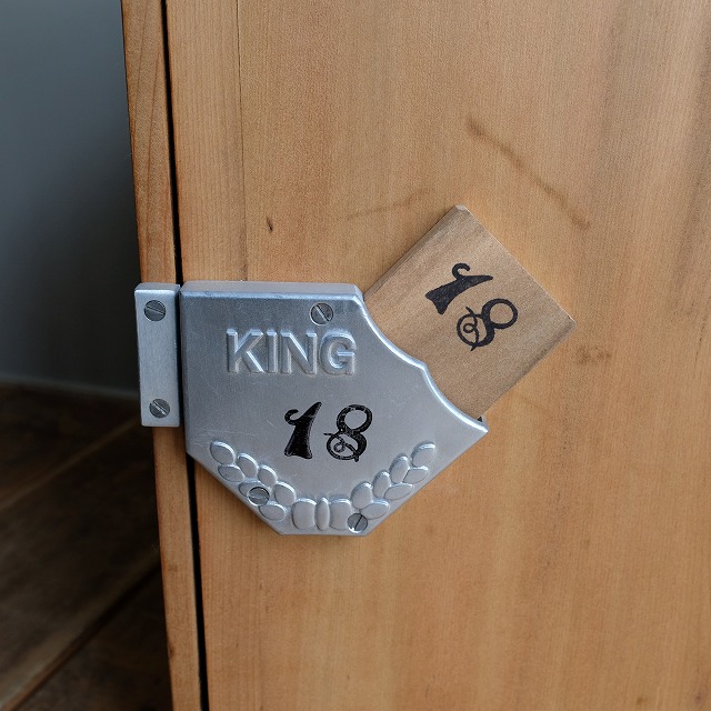 銭湯の鍵 収納棚 ｜古家具,棚類｜古家具・アンティーク家具 R-select