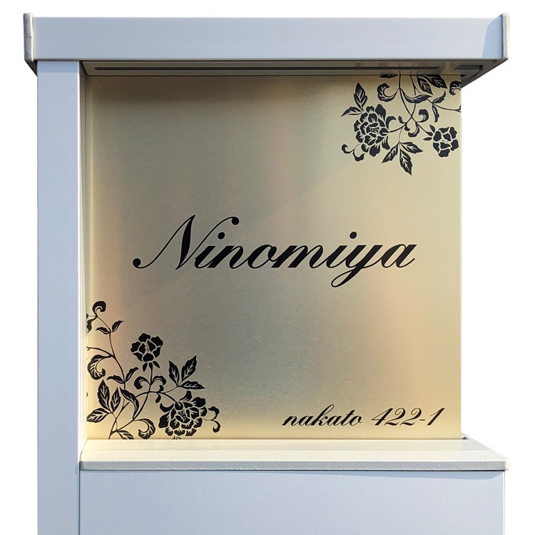 気品漂う白ベース＋白花飾り＋ゴールド文字のアクリル表札 新作＊1
