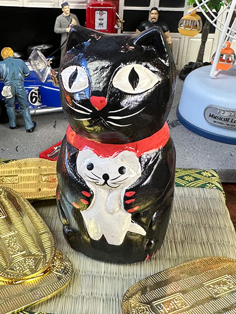 ネコにネズミ」 木彫り人形 （黒猫） ※ミニ畳と小判は別売ですの通販