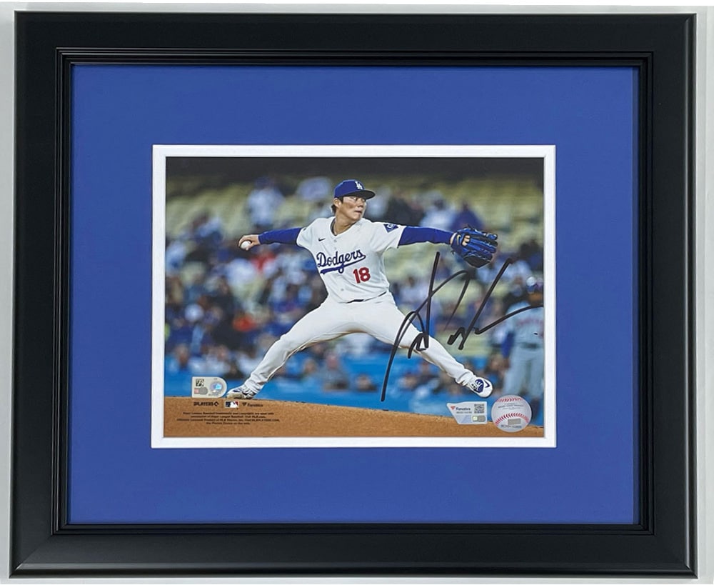 山本由伸 直筆サイン入り 8x10フォト 額装 / Yoshinobu Yamamoto Los