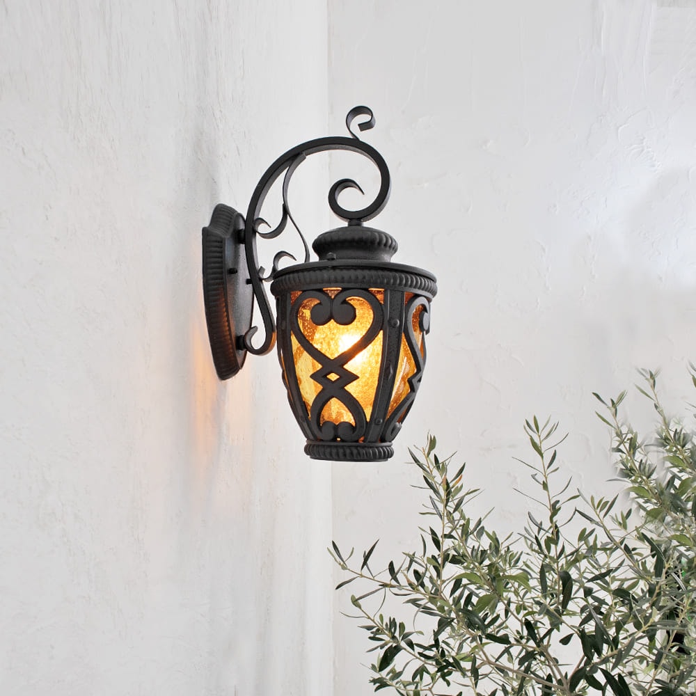 ステンドガラス風デザインが目を引く、エレガントなポーチライト