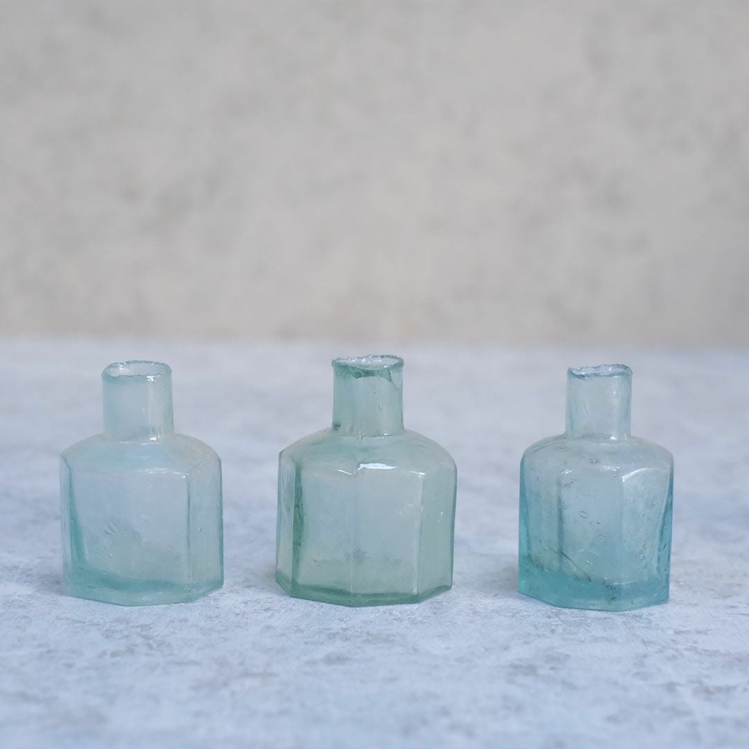 アンティークインクボトル 100年以上前に作られたガラス製の小瓶Ⅱの