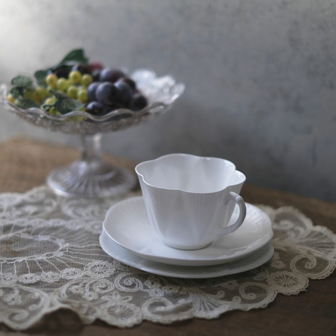 ヴィンテージティーカップトリオ SEHLLY シェリーDAINTY WHITE 白色の
