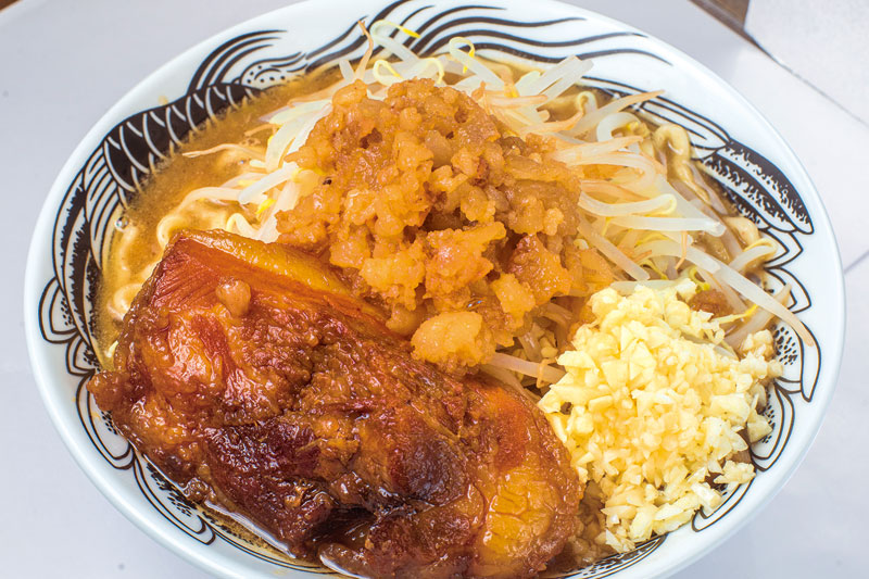 太麺に濃厚スープがからむ 女性が食べにくる二郎系 | ヤマガタウェイ