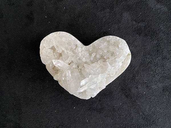 ハート型水晶クラスター 勾玉の輪