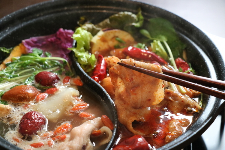 薬膳と麻辣、2つの味が楽しめる『スペシャル火鍋セット』をお取り寄せ