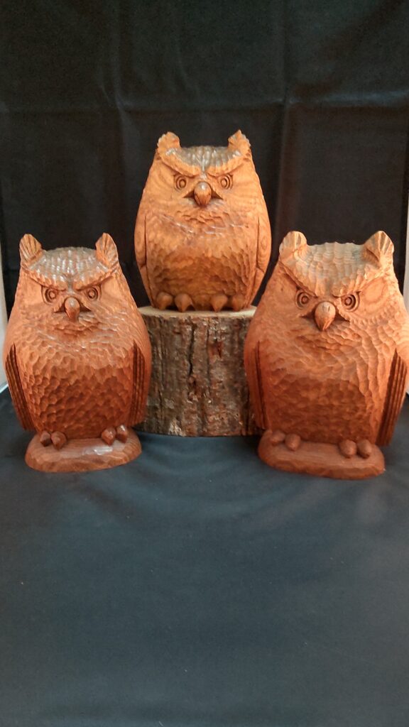 川上哲（さとる）さんの作品3（木彫りのフクロウ⑩）～銘木で彫られた