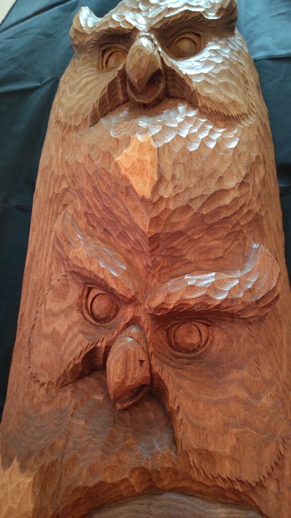 川上哲（さとる）さんの作品3（木彫りのフクロウ⑩）～銘木で彫られた
