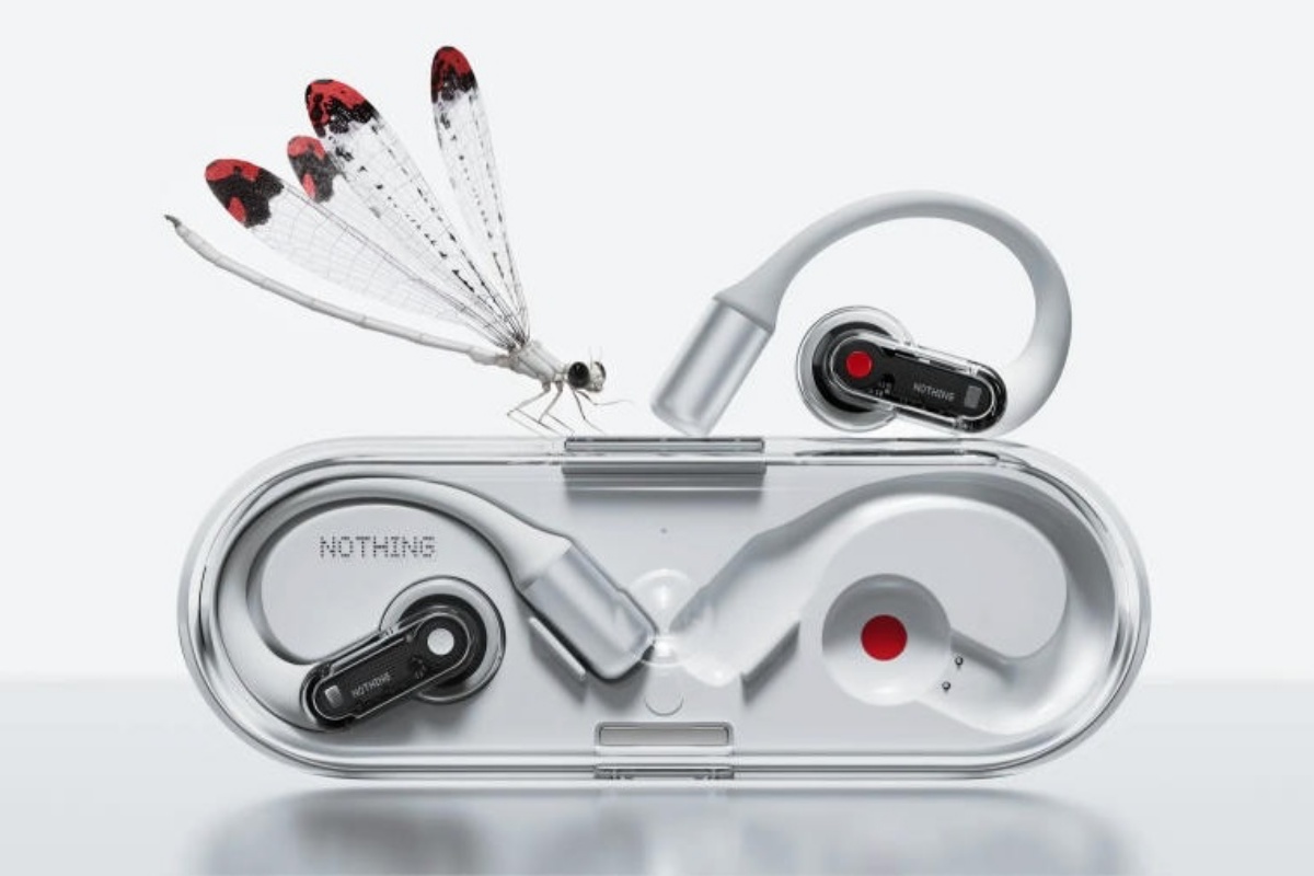 Nothingは、半透明のデザインとイヤーフック構造を特徴とする初の