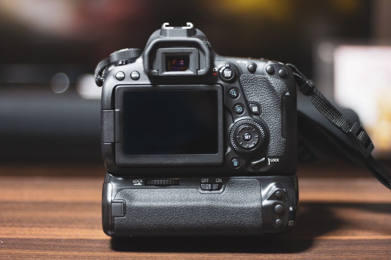 レビュー】ガチ感MAX！EOS 6D Mark II用バッテリーグリップ（WELLSKY