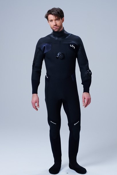 トップレベルの技術《4D》がダイバー向けのウエット＆ドライスーツを