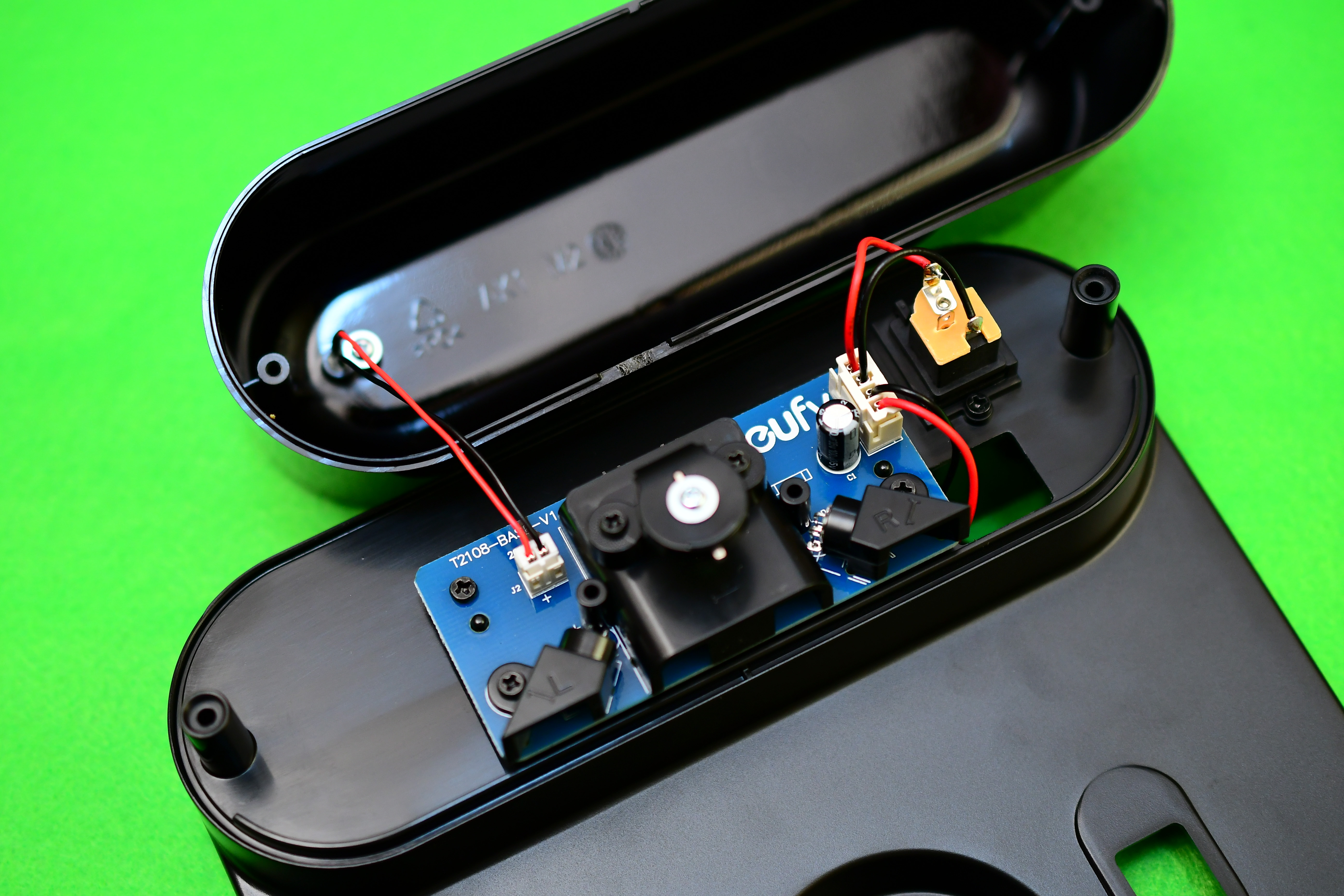 Anker eufy RoboVac 11S の充電ステーションを分解してみた。 - まず分解。