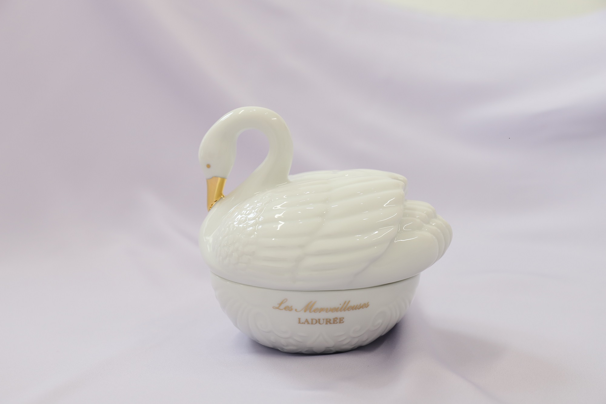 レ・メルヴェイユーズ ラデュレから、優雅なスワンのポットに入った