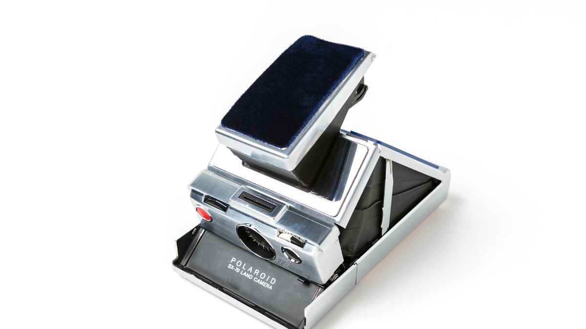 サカイ×ポラロイド（TM） オリジナル SX-70限定モデル」が発売