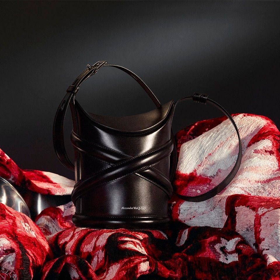アレキサンダー・マックイーン、新作バッグ「カーブ」を発売。 | Vogue