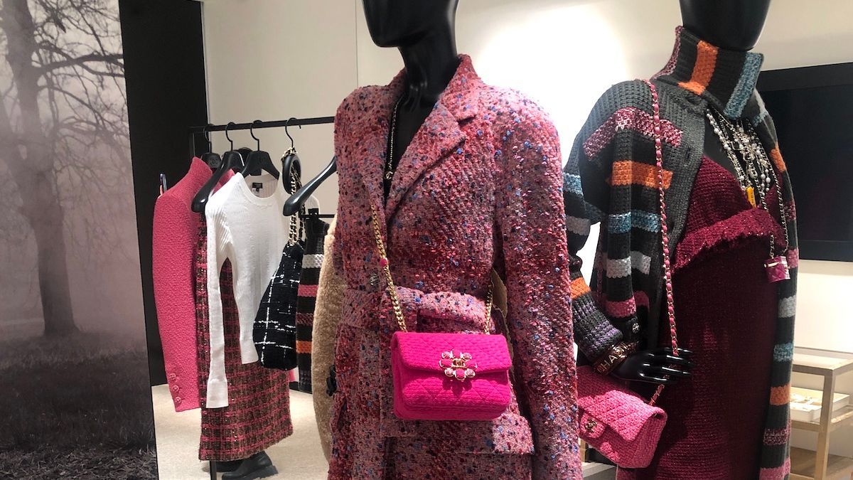永遠のアイコン「ツイード」が主役！シャネル 2022-23年秋冬の展示会