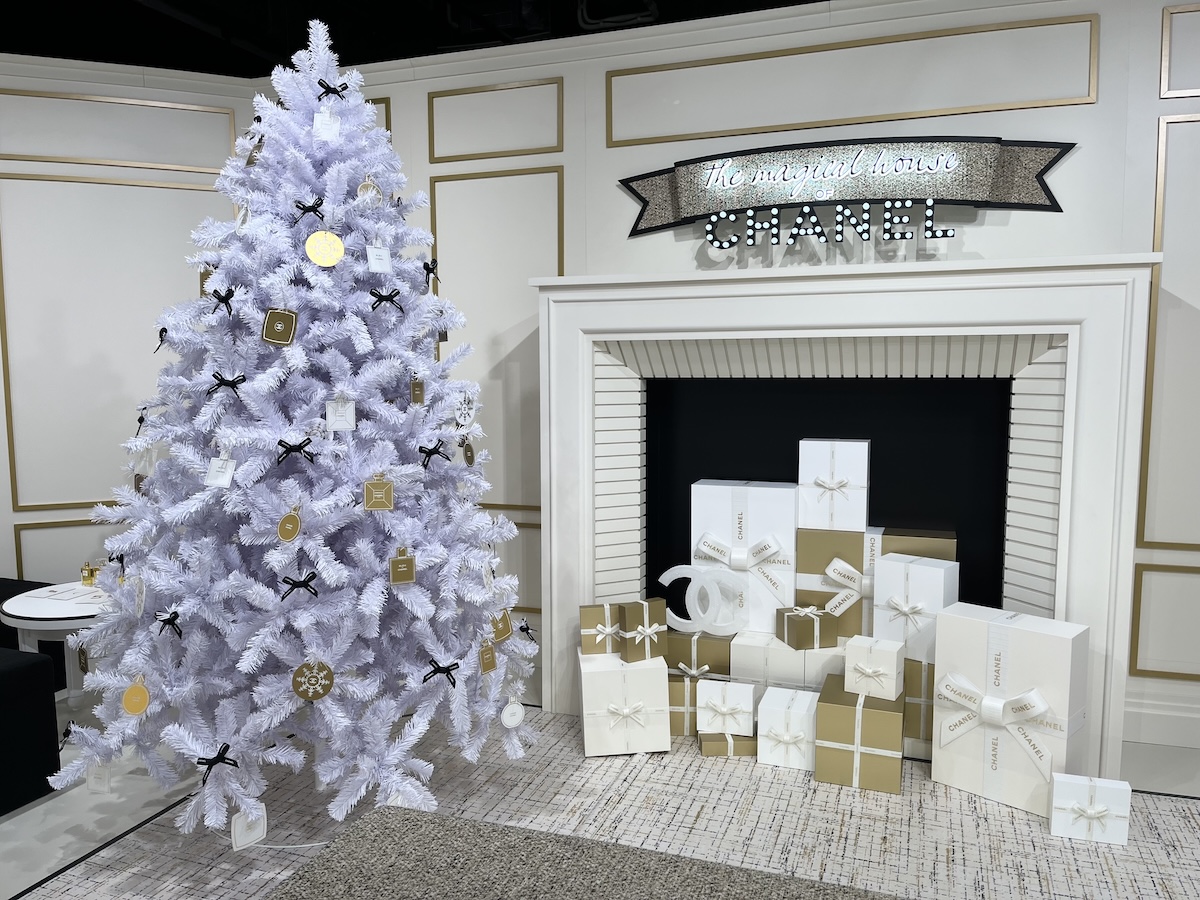 シャネル」が原宿でホリデーのポップアップを開催 “魔法の冬物語”の