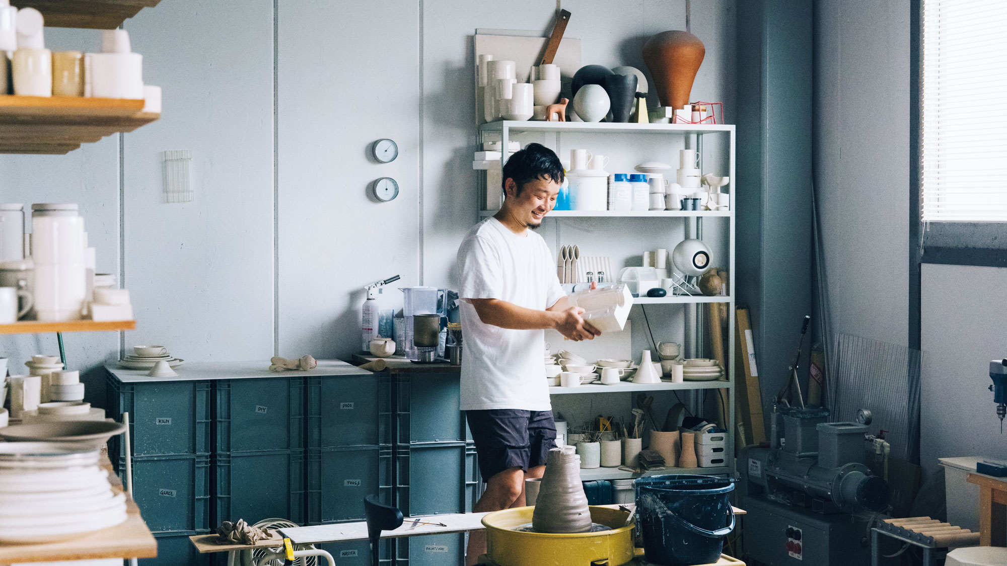 いま知りたい、新世代の器作家・岩田哲宏。光と影のための、工業的な手