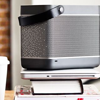 レッドドット・デザイン賞受賞。B&Oのエアプレイ対応ポータブル