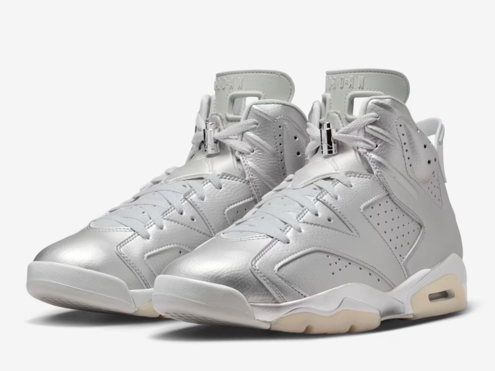 エア ジョーダン 6 x パリ サンジェルマン」は、メタリックシルバーが