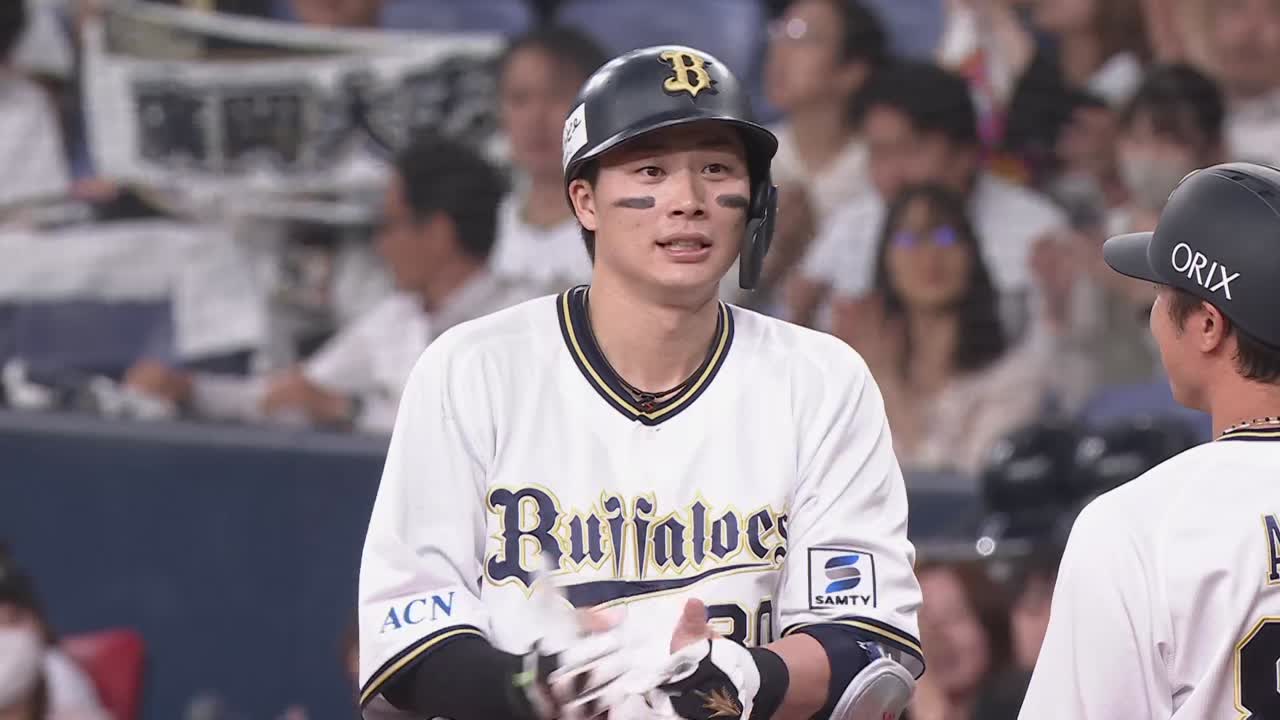 廣岡大志が攻守に躍動！ 均衡を破る先制打＆宮城大弥を助ける好プレー