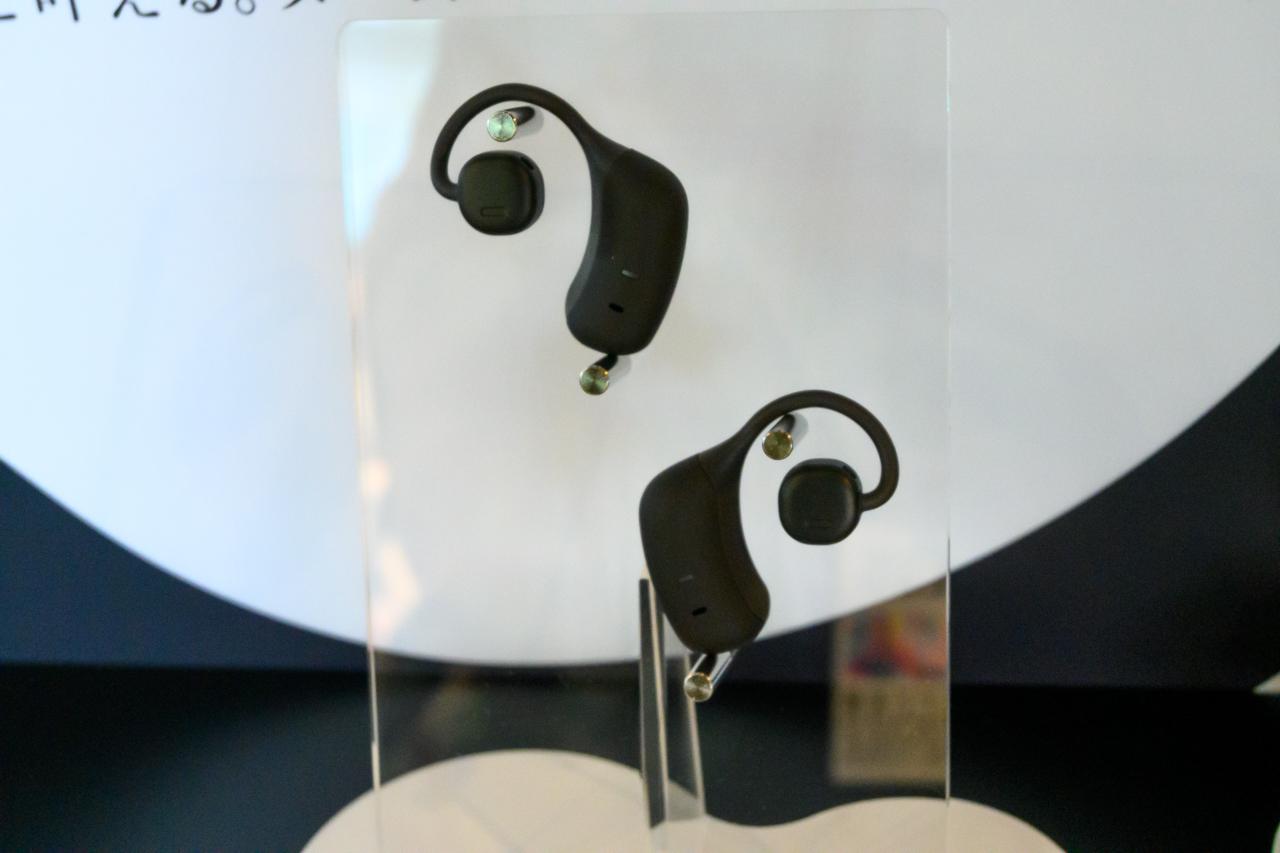 オープンイヤーなのに音漏れほぼゼロ。周囲とつながるイヤホン｢nwm