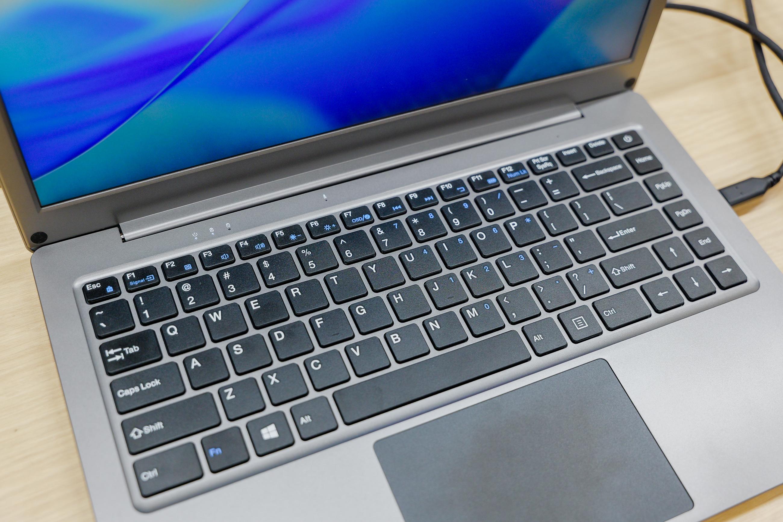 Mac Miniが外で使いやすくなった！ キーボード付きモバイルモニターは