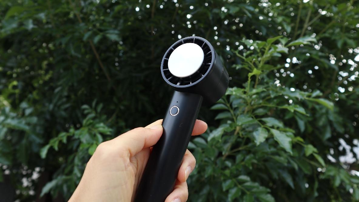 ニトリの冷却プレートつきハンディファンは花火鑑賞の必需品