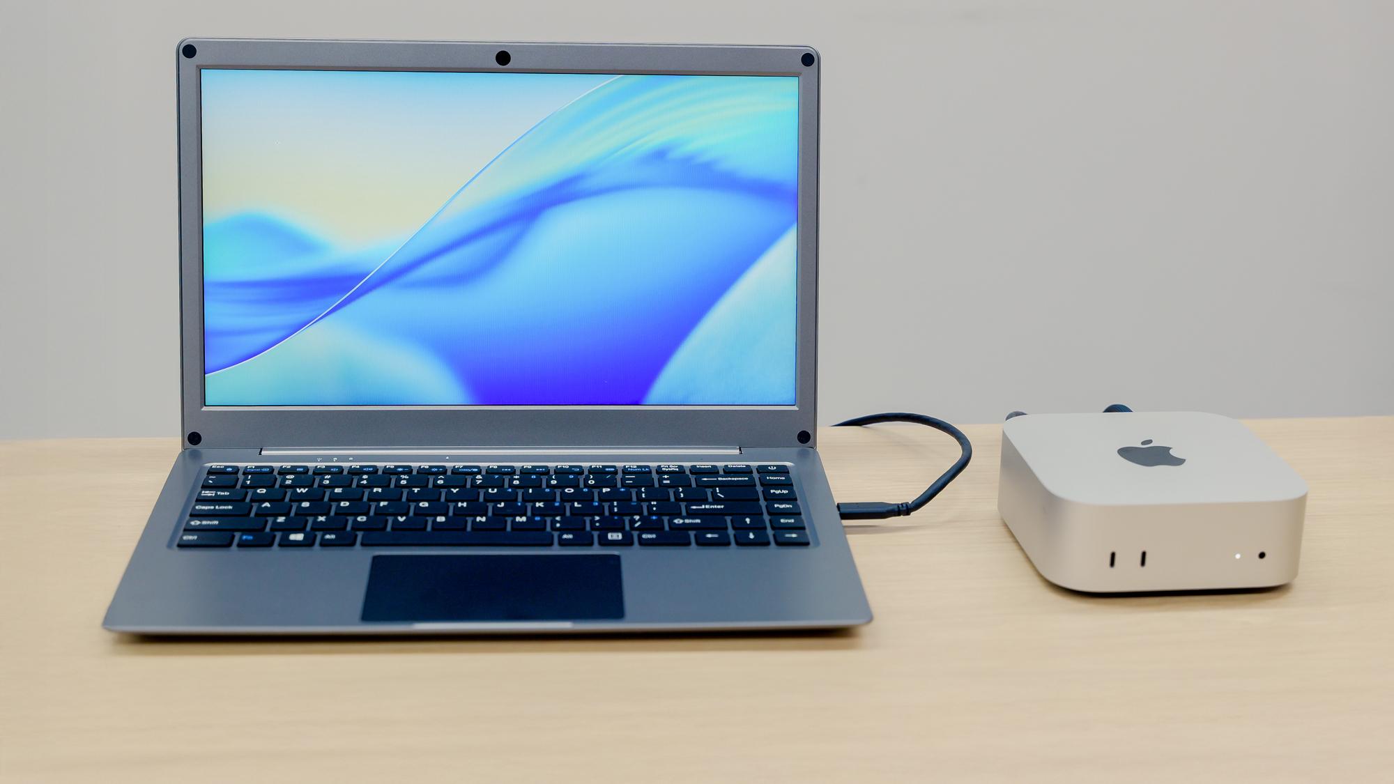 こういう使い方もアリ。キーボード一体型モニターでMac miniがデスク