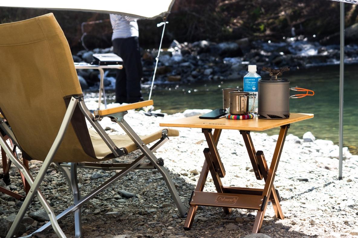 コールマンのバンブーサイドテーブルは組み立て2秒！ キャンプやお花見