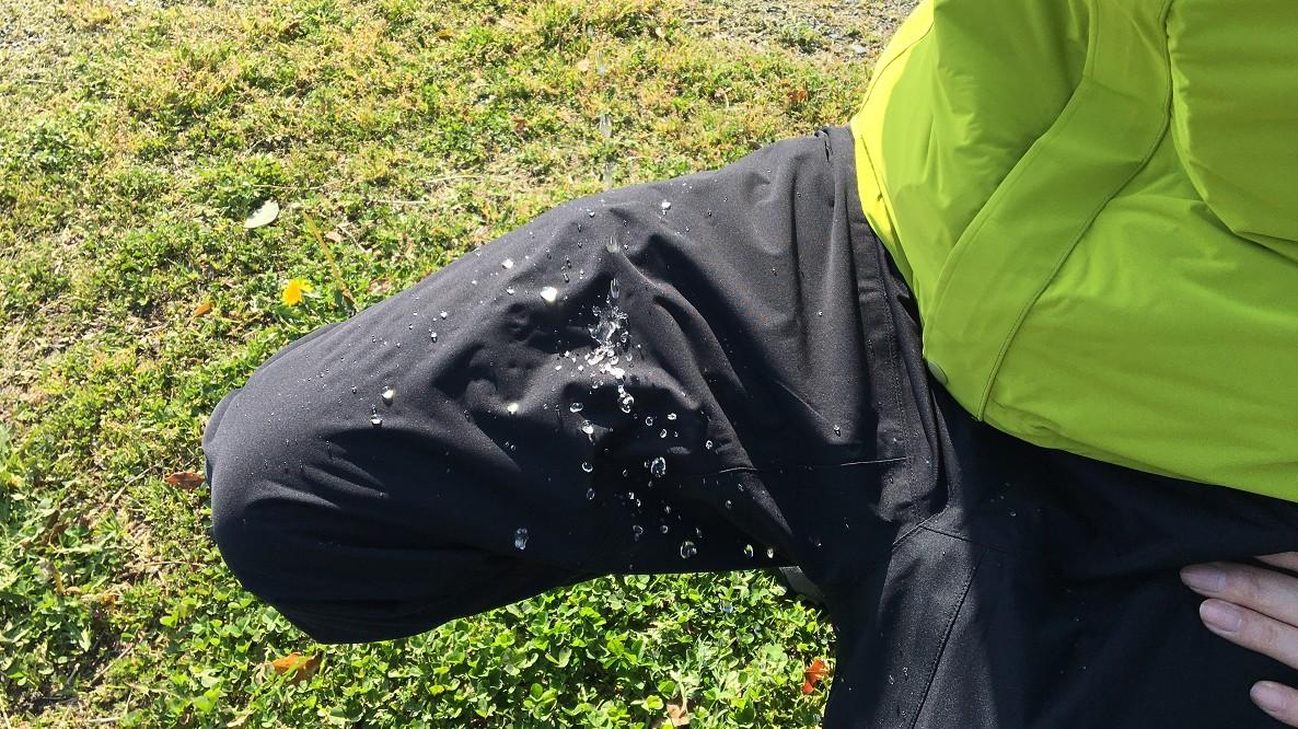 モンベルのサイクルレインパンツは、防水なのに蒸れ知らず！ 動き