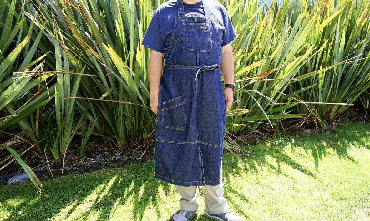 パタゴニアのシェフズエプロンを身に着けると「できるキャンプ料理人