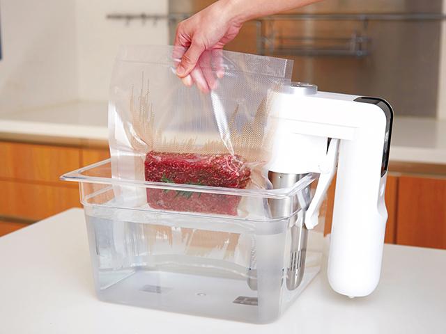 プロの味を再現できる低温調理器が新登場。真空パックもボタン1つで