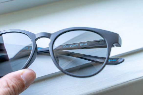 DONTPANICの「偏光調光サングラス」、毎日使いたくなる機能が満載だな