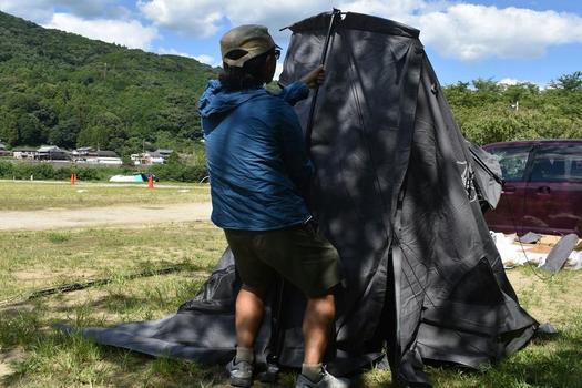 ソロキャンプを優雅に。居住空間が広大な台形テント「OwL」を試して