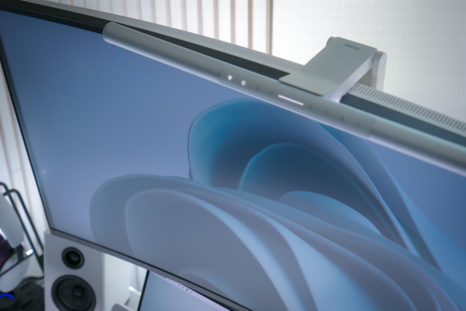 モニターライト【BenQ ScreenBar Pro】をレビュー。自動点灯＆白デスク