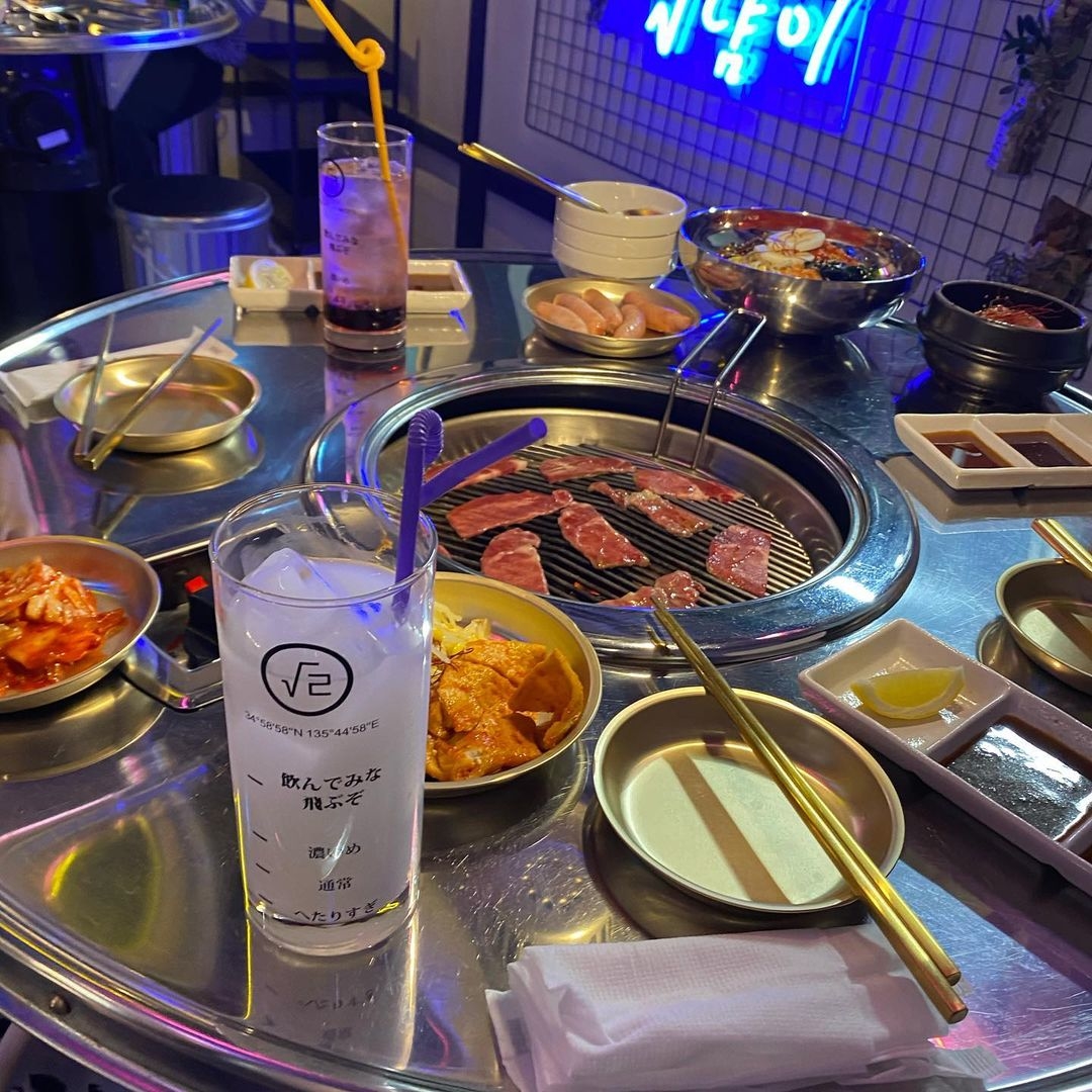 エモ～い雰囲気のお店ってテンション上がる。ネオン×韓国料理が