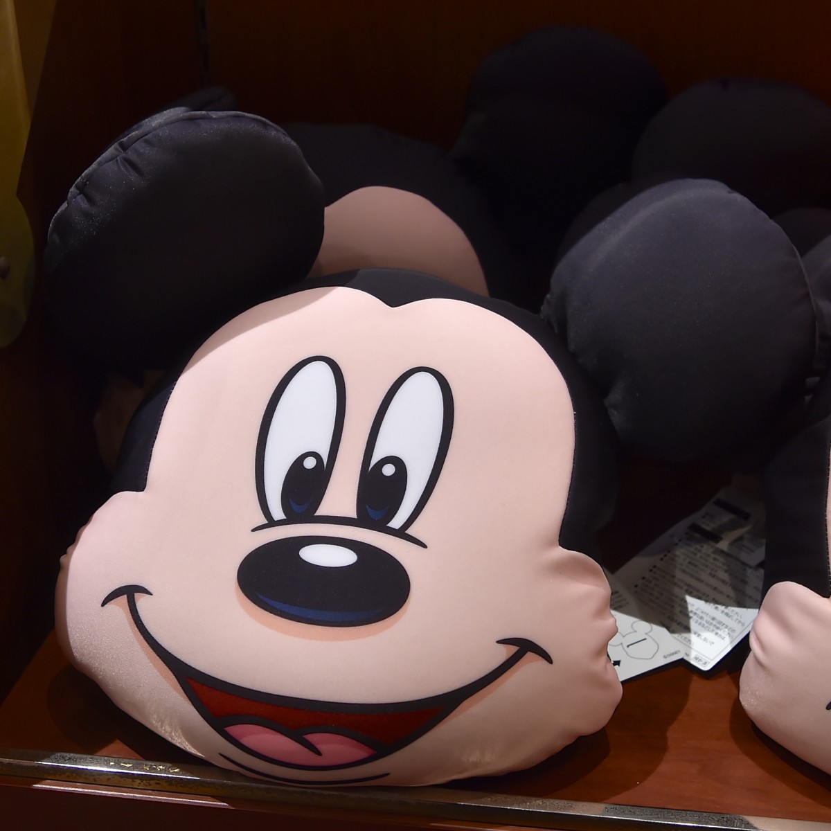 ネックピローにも変身！東京ディズニーランド「ミッキー&ミニー