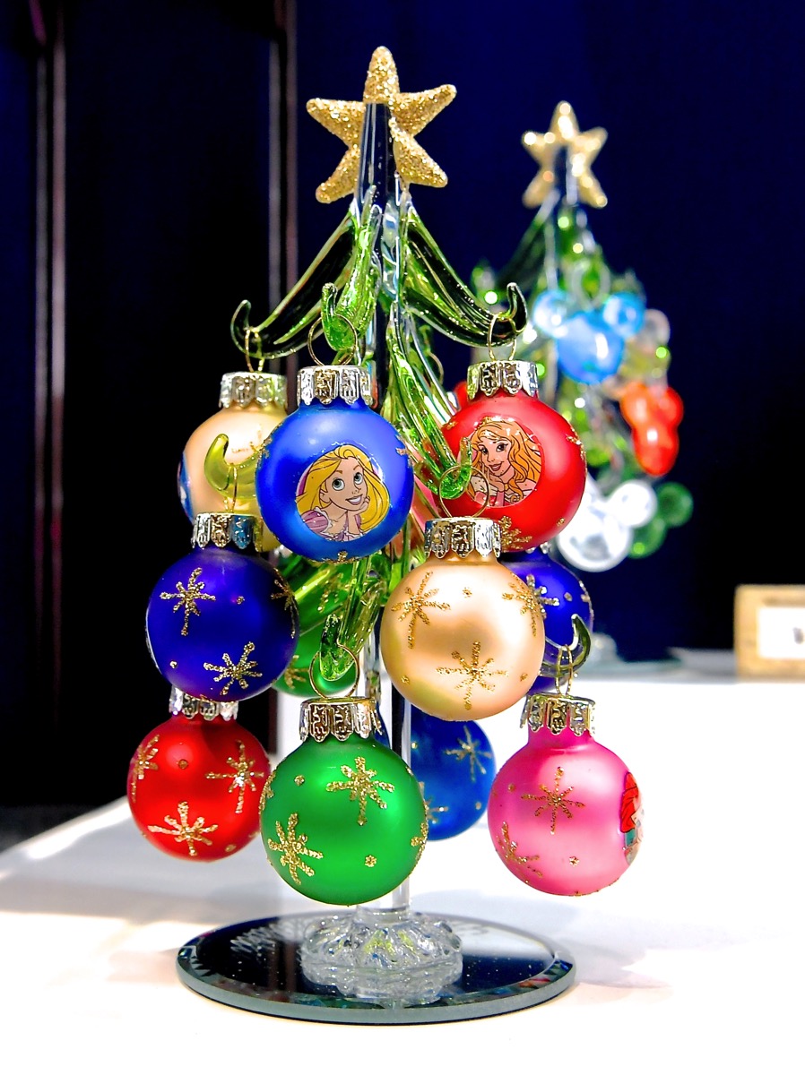 ディズニーキャラがカラフルなオーナメントに！東京ディズニーランド