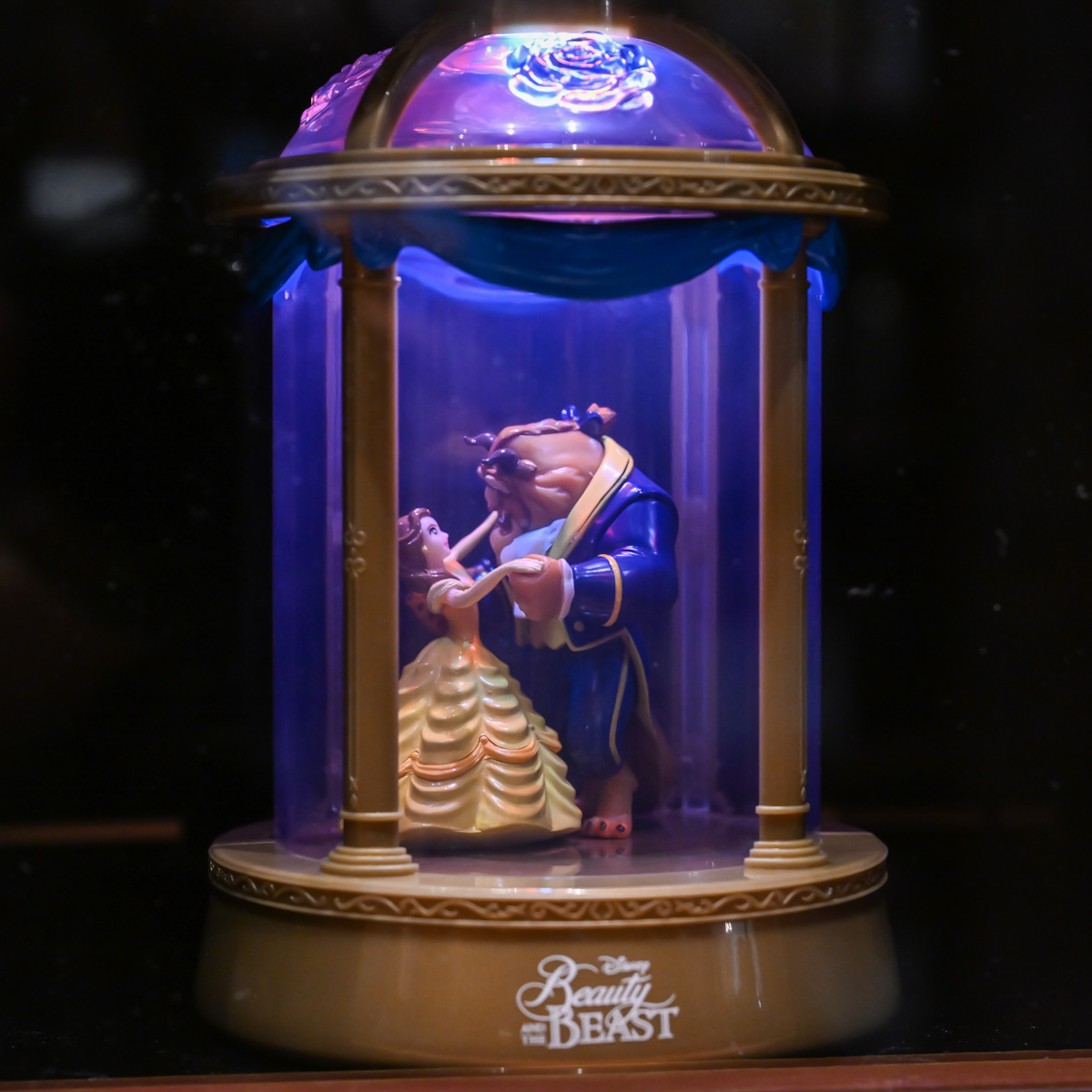 ダンスホールで踊るベルと野獣をデザイン！東京ディズニーランド『美女