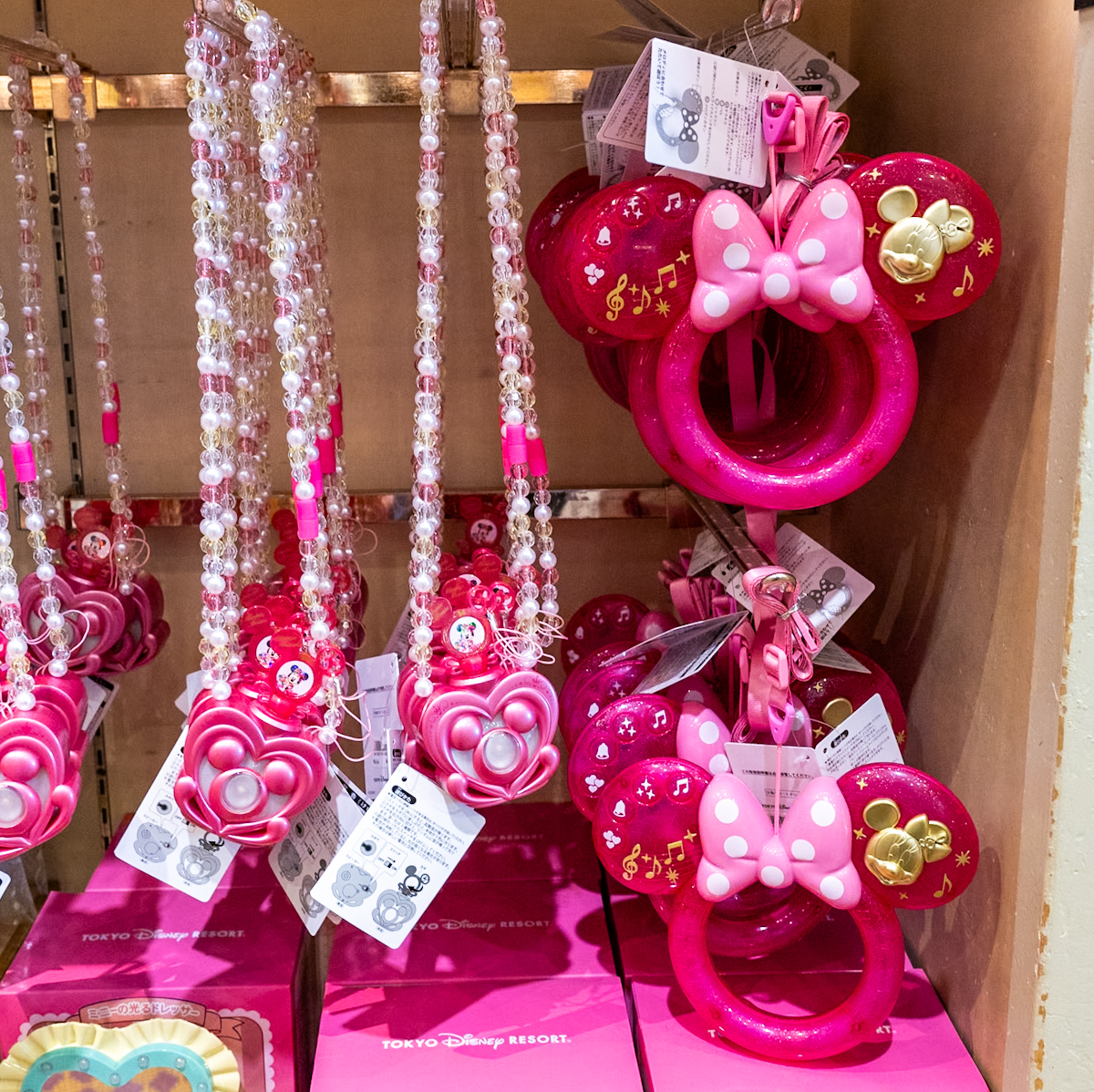 カギをまわすと3色に輝く！東京ディズニーランド「ミニーマウス」光る