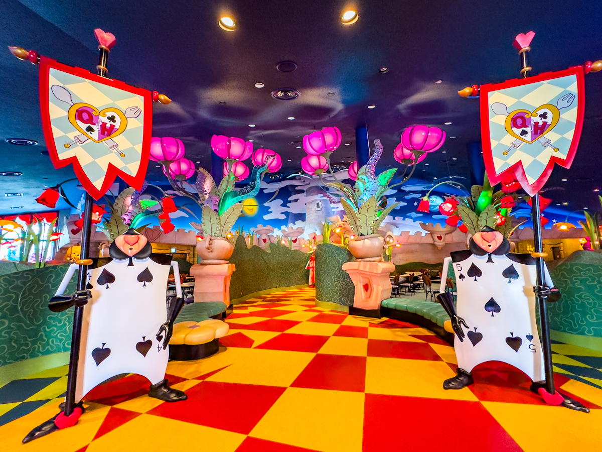 ふしぎの国のアリス』の世界で楽しめる！東京ディズニーランド