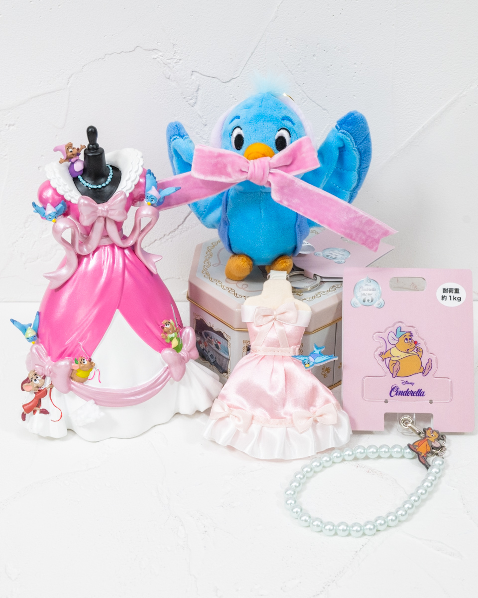 青い鳥やネズミたちがドレスをリメイクするシーンがモチーフ